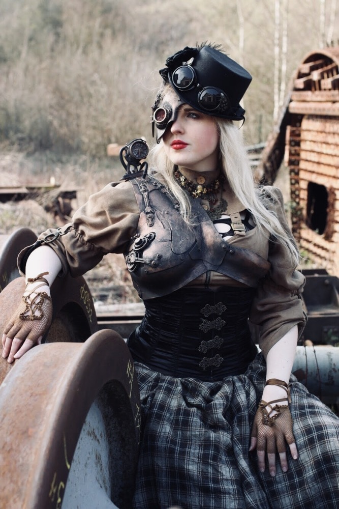 femme costumée en steampunk chapeau et lunettes corset