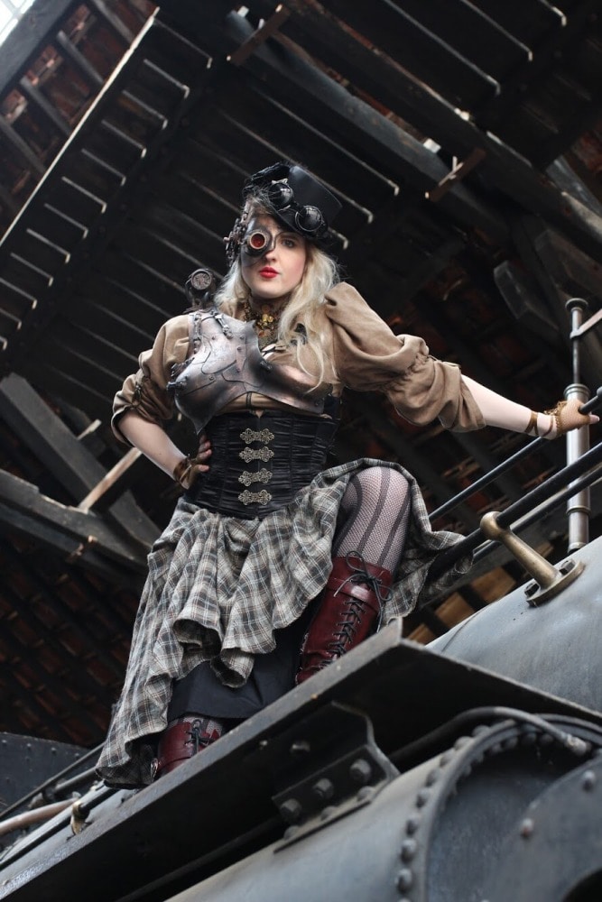 femme en costume steampunk sur une ancienne locomotive