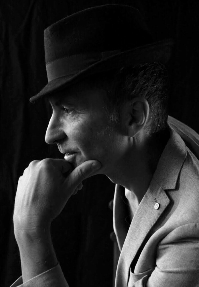 séance photo shooting pour modèle vivant homme avec Marco par femme photographe céline pivoine eyes au studio photo location à Montreuil 93 près de Vincennes portrait de profil clair obscur avec chapeau et veste