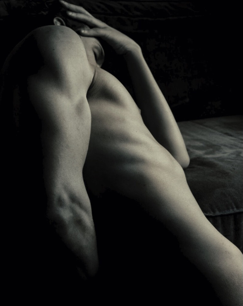 Homme en nu artistique en noir et blanc de côté