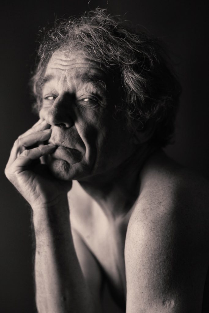 Séance photo nu artistique nuart pour homme mature sénior modèle avec Christian Instinctphoto par femme photographe céline pivoine eyes au studio photo location à Montreuil 93 près de Romainville portrait clair obscur gueule