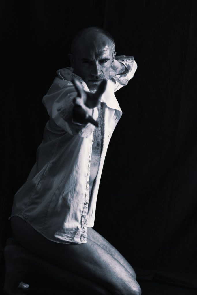 Shooting modèle homme nu photothérapie