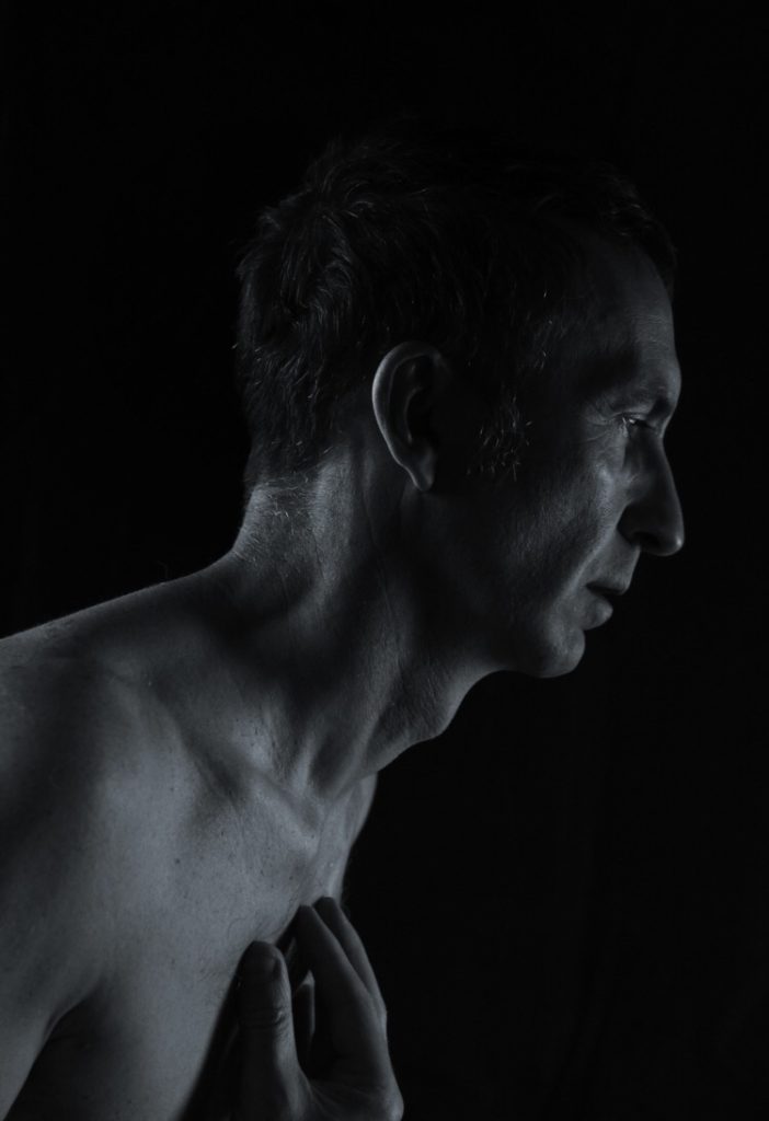 séance photo shooting pour modèle vivant homme nu avec Marco par femme photographe céline pivoine eyes au studio photo location à Montreuil 93 près de Vincennes portrait de profil clair obscur