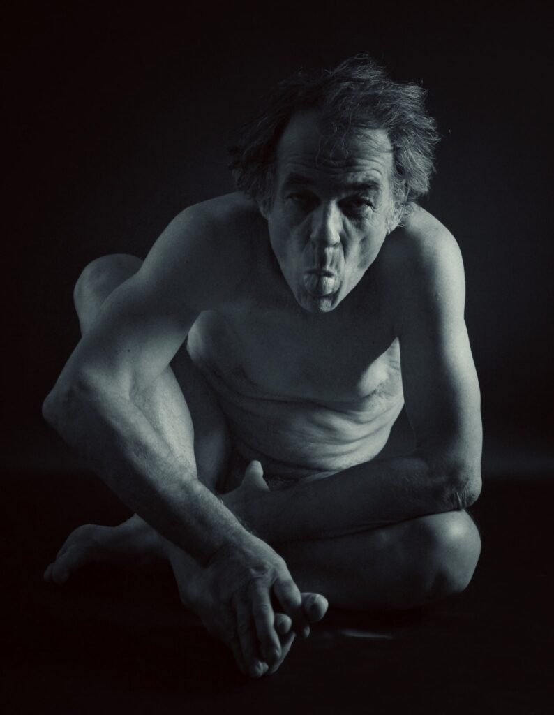 Séance photo nu artistique nuart pour homme mature sénior modèle avec Christian Instinctphoto par femme photographe céline pivoine eyes au studio photo location à Montreuil 93 près de Bagnolet grimace noir et blanc clair obscur