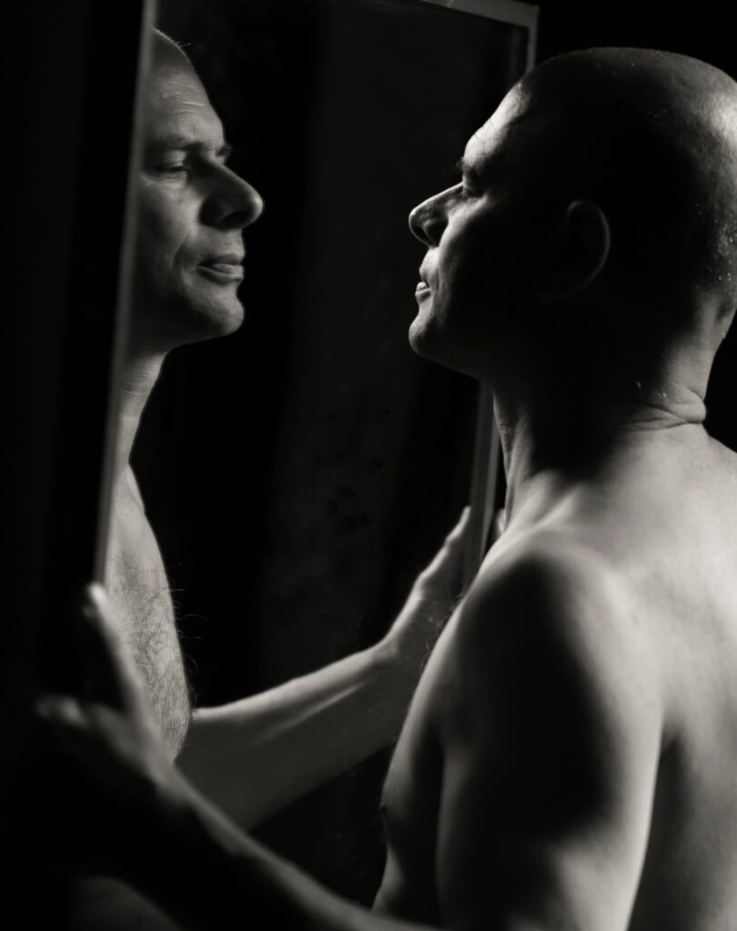 Séance confiance en soi homme nu avec Guillom par céline pivoine eyes femme photographe au studio photo location à Montreuil 93 près de Paris portrait reflet miroir noir et blanc chauve