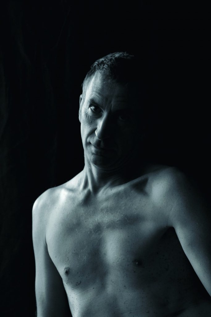 séance photo shooting pour modèle vivant homme nu avec Marco par femme photographe céline pivoine eyes au studio photo location à Montreuil 93 près de Vincennes portrait en clair obscur mince