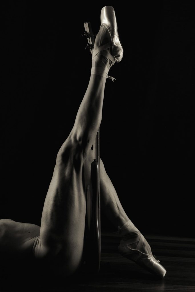 Séance shooting photo pour homme mature nu danseur yoga souplesse clair obscur noir et blanc chaussons (pointes) jambes allongé