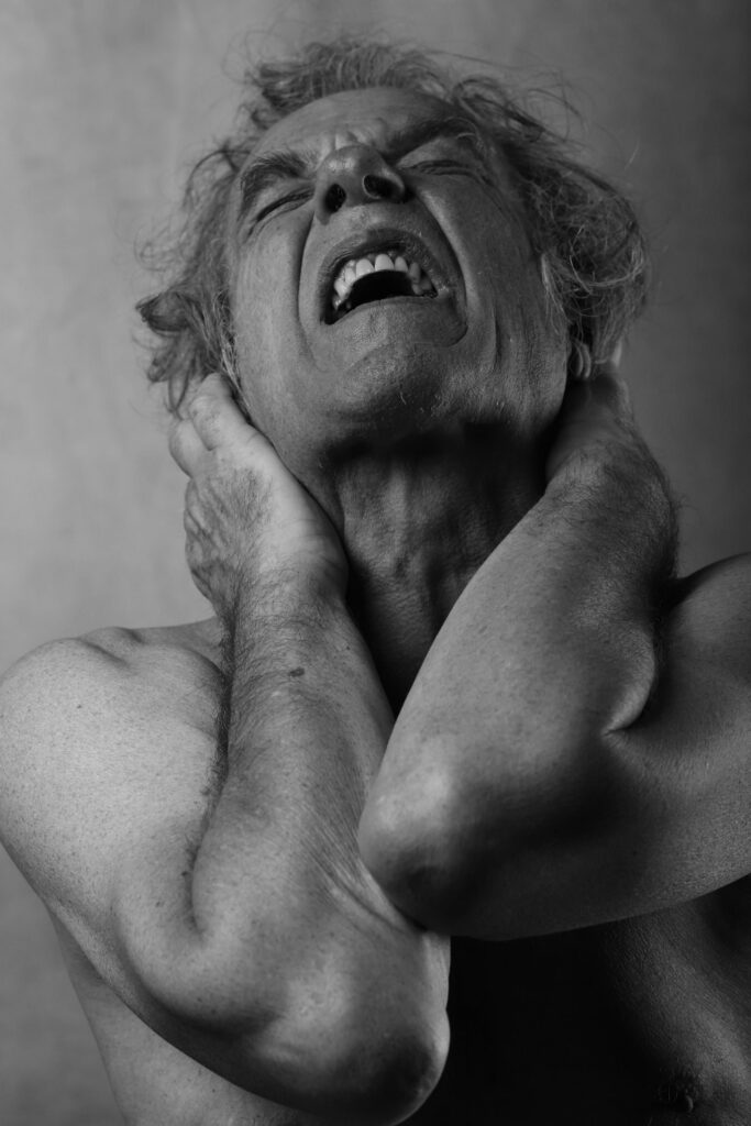 Séance photo nu artistique nuart pour homme mature sénior modèle avec Christian Instinctphoto par femme photographe céline pivoine eyes au studio photo location à Montreuil 93 près de Nogent sur Marne portrait cri noir et blanc