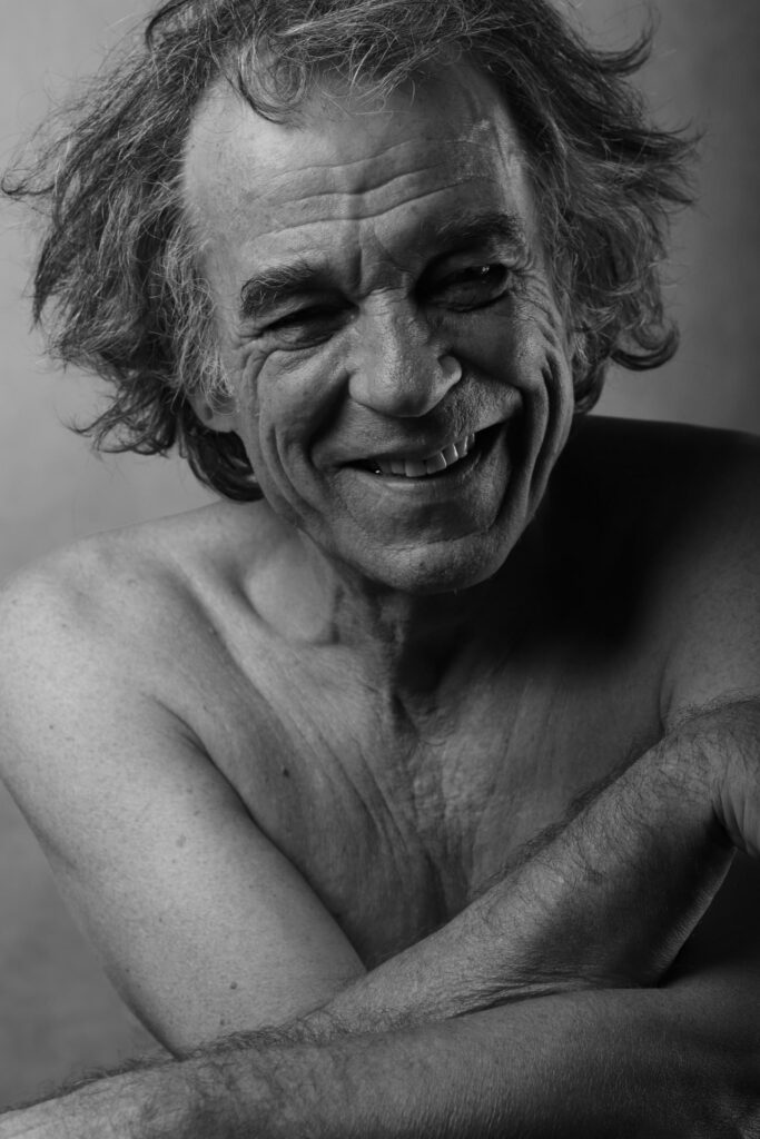 Séance photo nu artistique nuart pour homme mature sénior modèle avec Christian Instinctphoto par femme photographe céline pivoine eyes au studio photo location à Montreuil 93 près de Fontenay sous bois portrait sourire noir et blanc