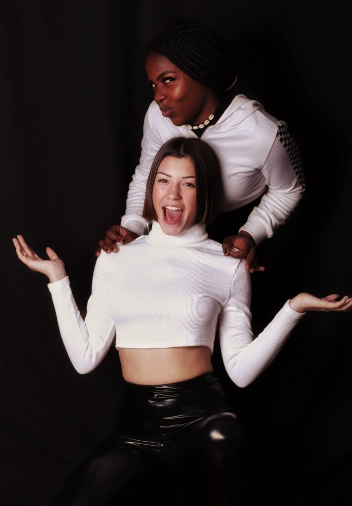 Photographe portrait pour duo mixte adolescente avec Gwenn et Marion complicité amicale