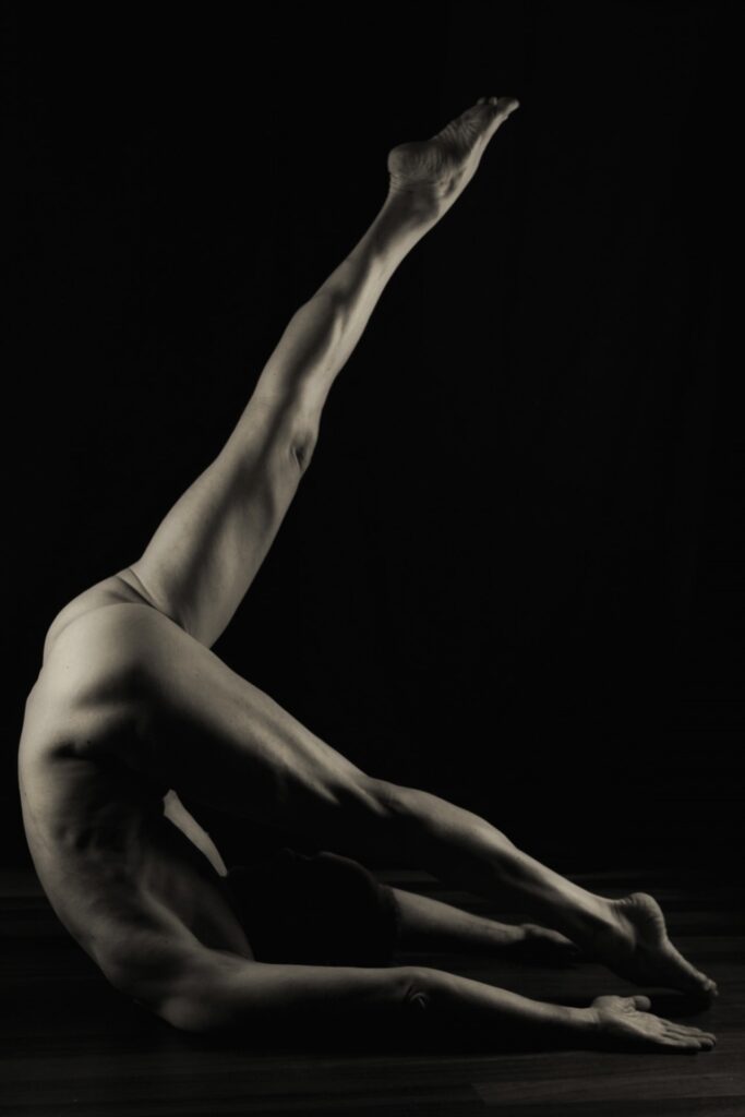Séance shooting photo pour homme mature nu danseur yoga souplesse clair obscur noir et blanc jambes en ciseau de profil