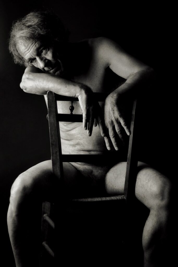 Séance photo nu artistique nuart pour homme mature sénior modèle avec Christian Instinctphoto par femme photographe céline pivoine eyes au studio photo location à Montreuil 93 près de Noisy le sec assis sur une chaise noir et blanc