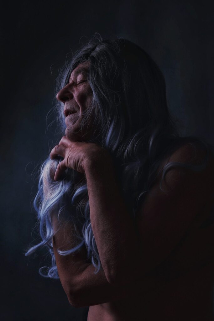 Séance photo nu artistique nuart pour homme mature sénior modèle avec Christian Instinctphoto par femme photographe céline pivoine eyes au studio photo location à Montreuil 93 près de Rosny sous bois perruque bleue les féminins