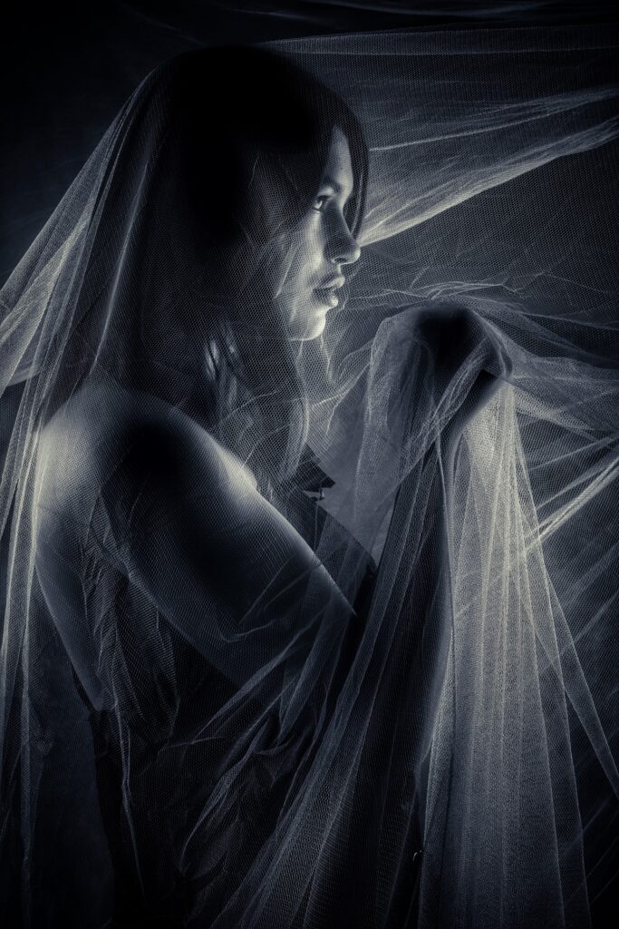 Shooting modele adolescente jeune fille photo-thérapeutique avec Morgane clair obscur noir et blanc avec voile de profil