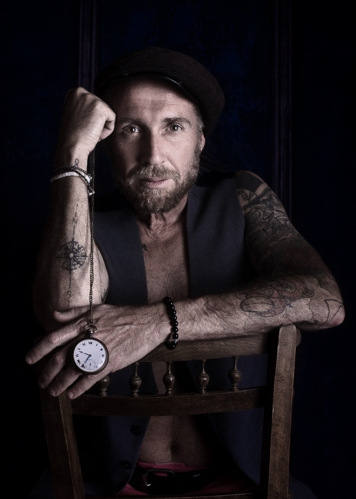 Homme tatoué en nu artistique