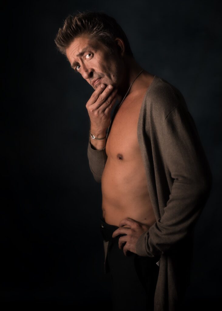 Homme en nu artistique de profil portant un gilet