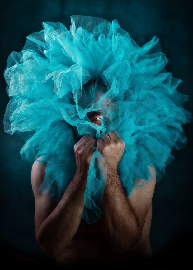 Séance photo nu artistique nuart pour homme mature sénior modèle avec Christian Instinctphoto par femme photographe céline pivoine eyes au studio photo location à Montreuil 93 près de Paris portrait tutu turquoise