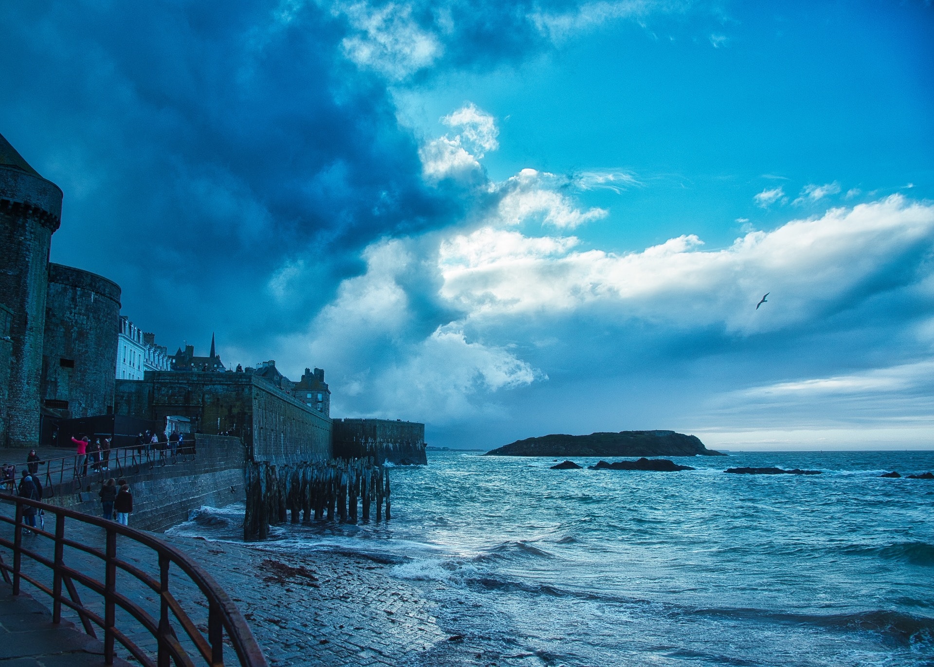 Les remparts de Saint-Malo par temps agité