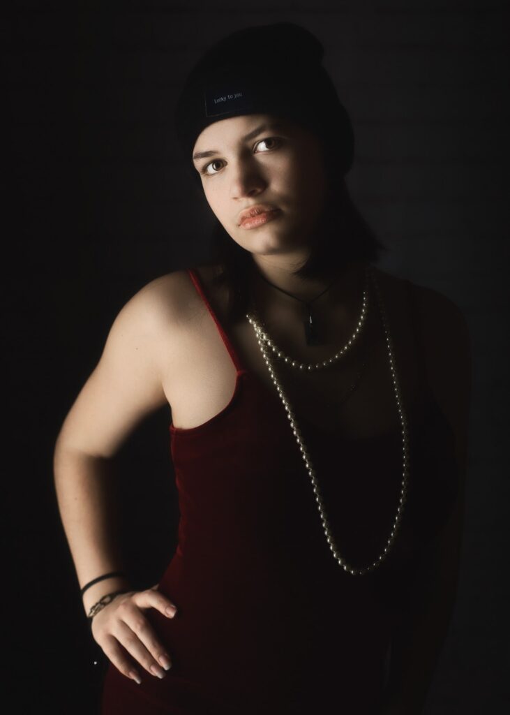 Shooting modele adolescente jeune fille photo-thérapeutique avec Morgane clair obscur robe soirée collier bonnet regard portrait affirmé