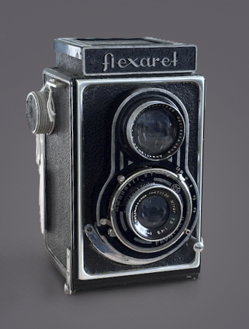 Flexaret II Meopta F007 appareil photo argentique ancien moyen format TLR film 120 6x6 collection avec objectifs Mirar et obturateur Prontor-S (c. 1945) vue de trois-quarts Céline Pivoine Eyes femme photographe 