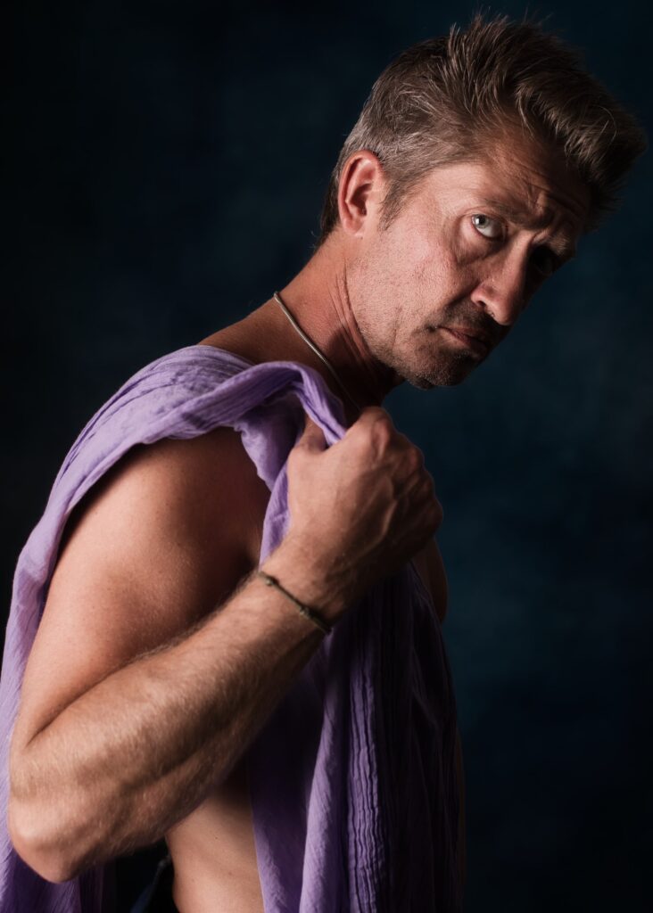 Modèle photo homme en nu artistique portrait clair obscur de profil