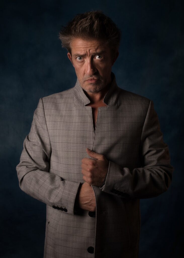 Portrait pour modèle photo homme avec une gueule dans un long manteau