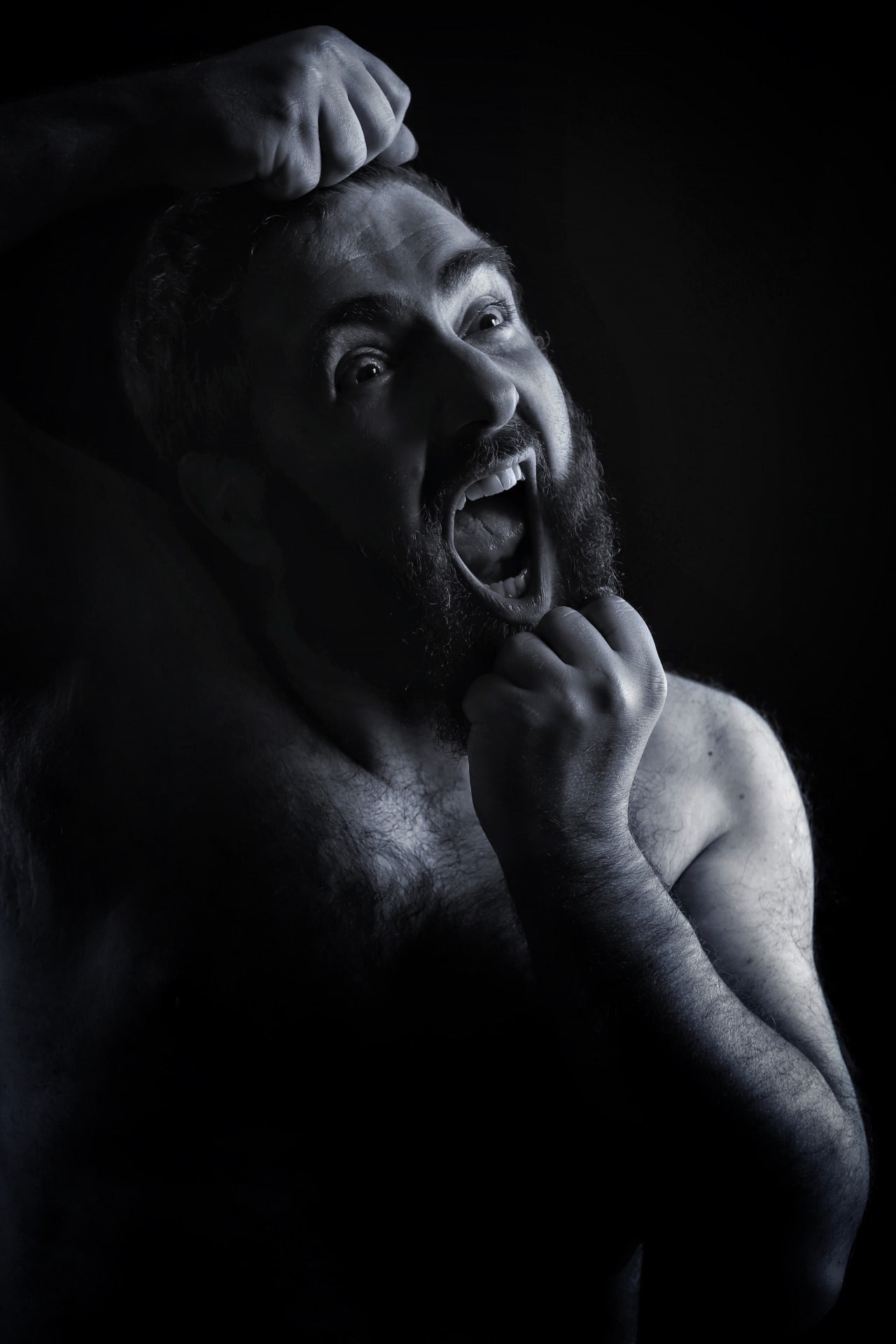 Portrait d'un homme criant en nu artistique noir et blanc