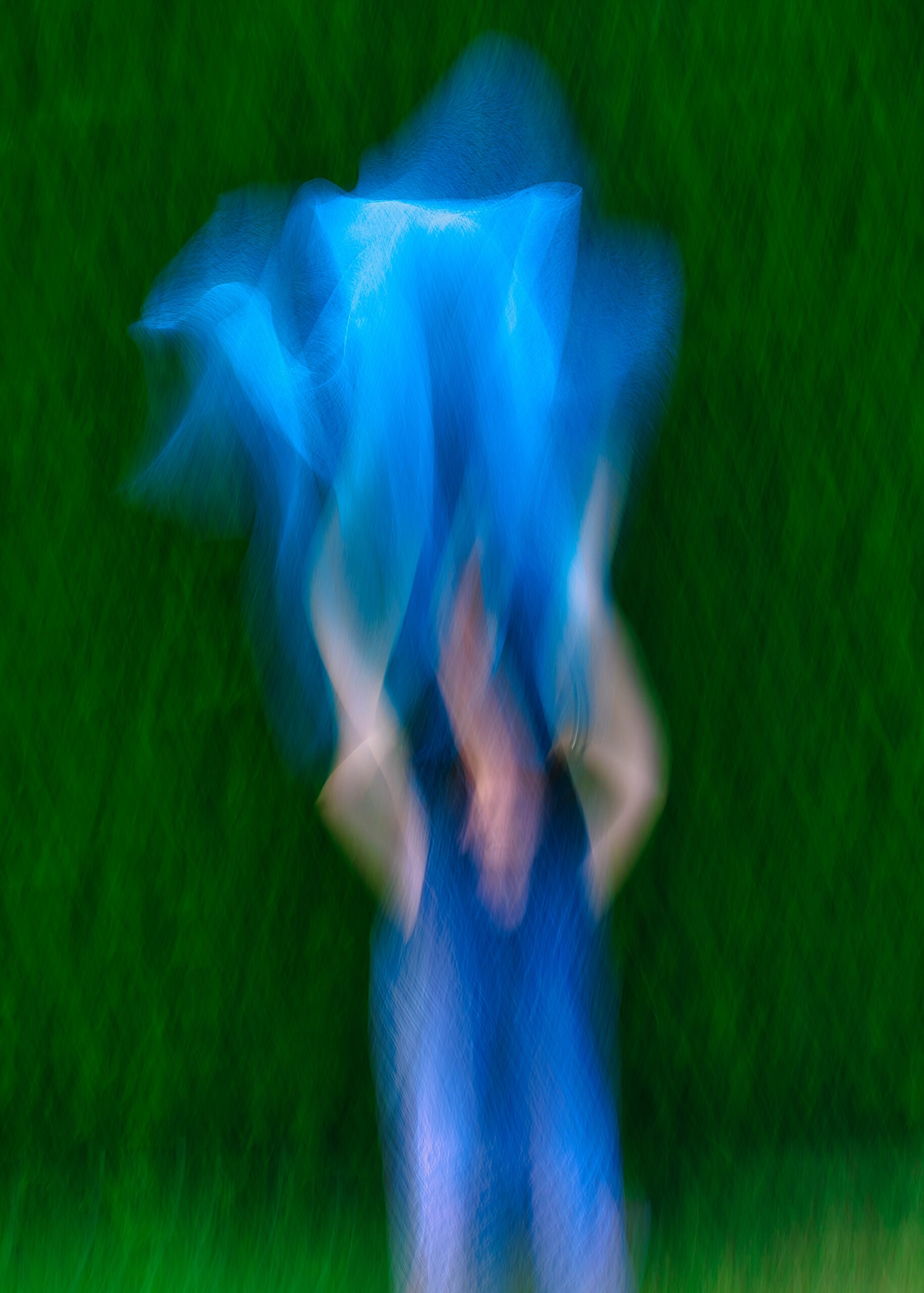 Personnage jouant avec un tissu bleu en flou artistique icm