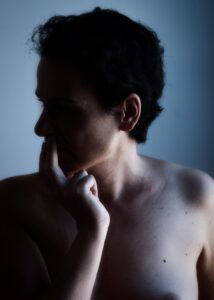 Portrait d'une femme aux cheveux courts en contre jour couleur