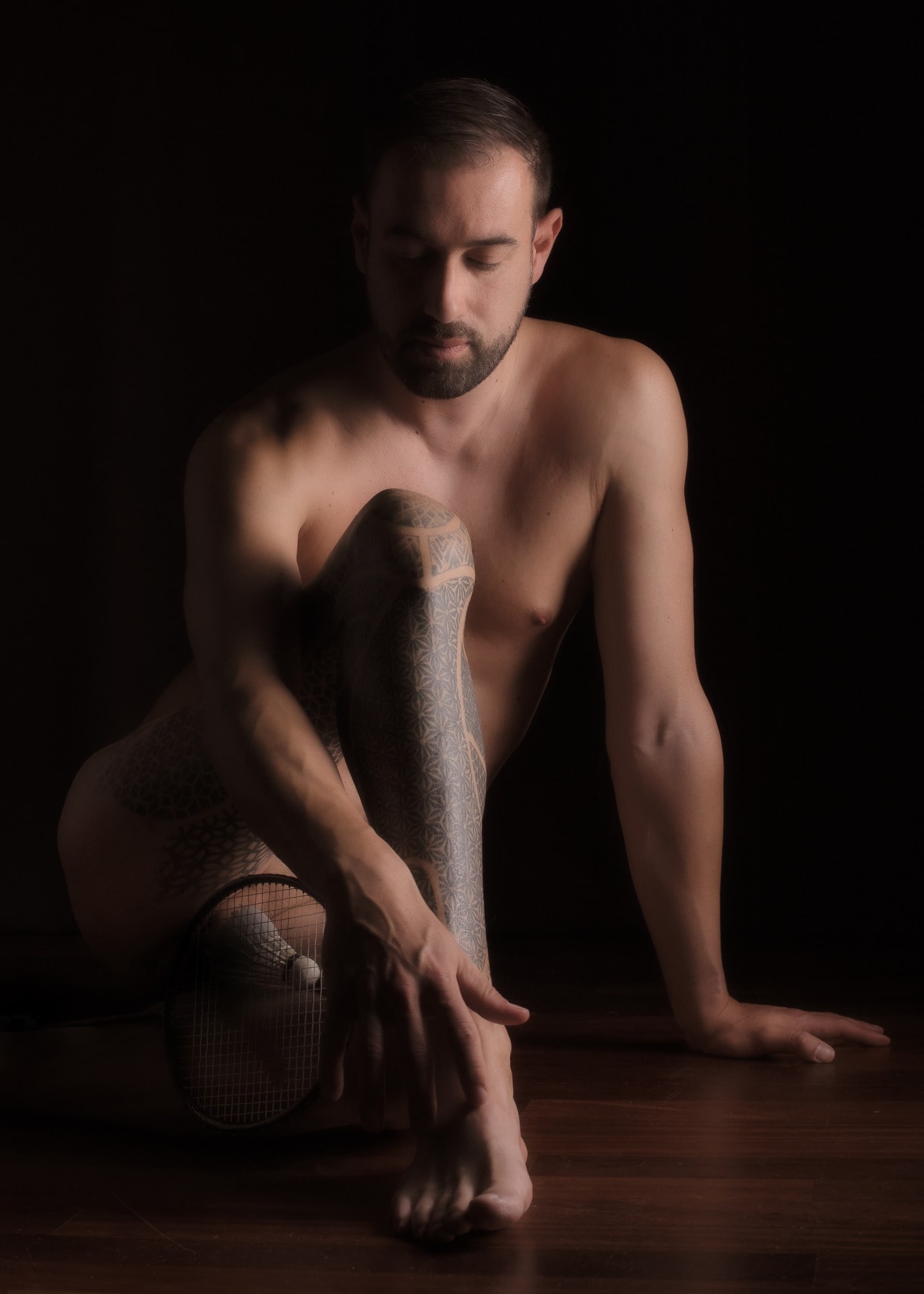 homme tatoué en nu artistique jambe atrophiée handicap invisible
