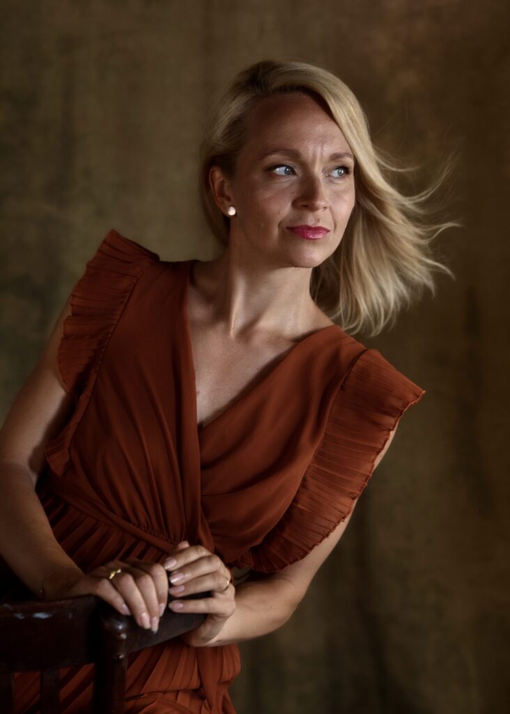 portrait femme blonde en robe marron
