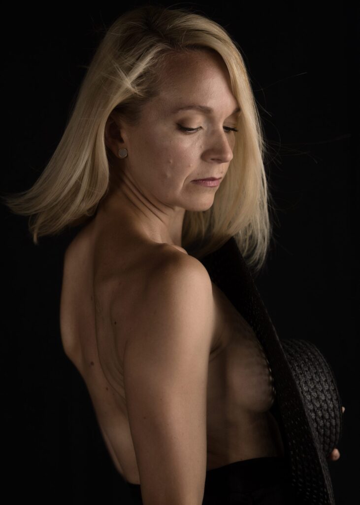 portrait de femme blonde en boudoir photographie
