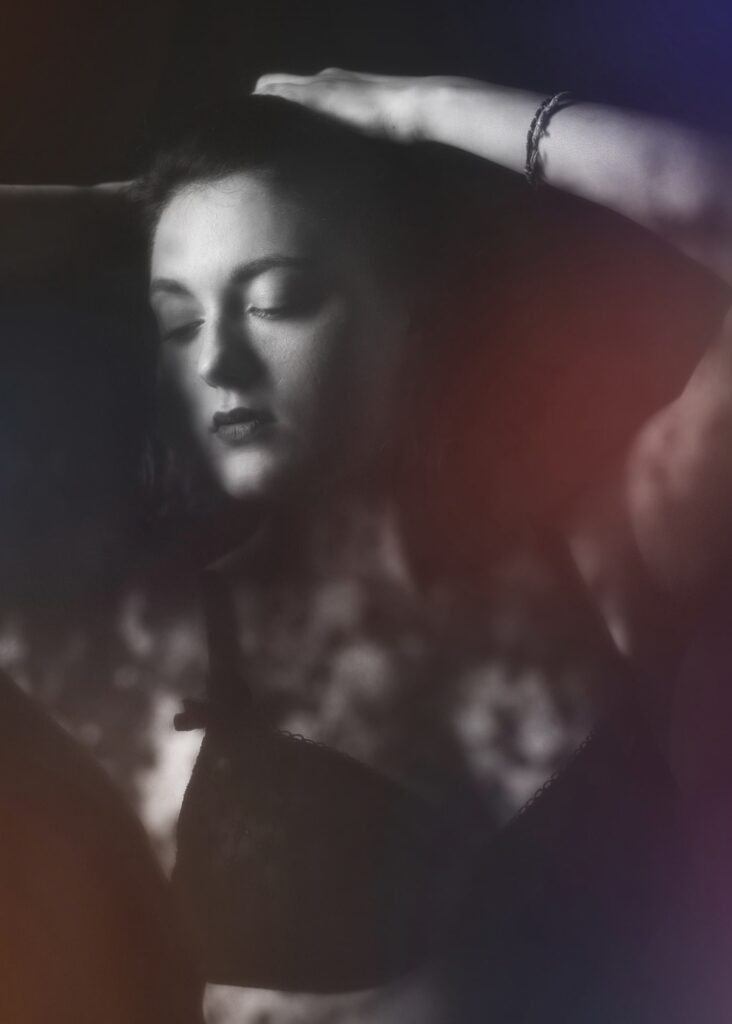 portrait d'une jeune femme en clair obscur noir et blanc