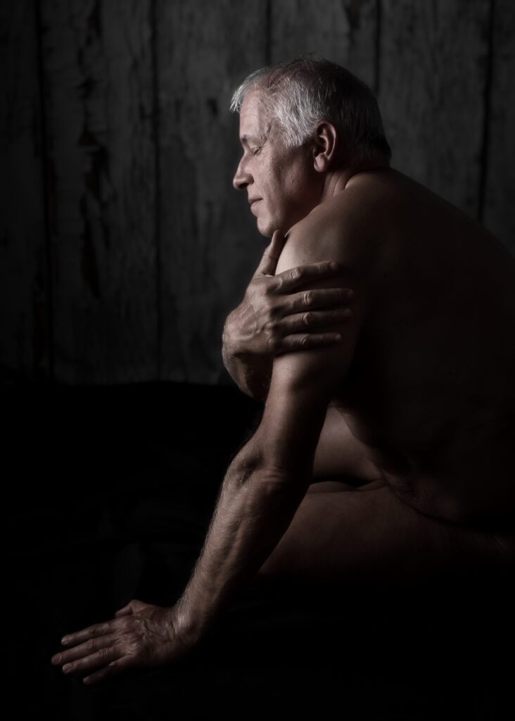 homme mature en nu artistique de profil les yeux fermés