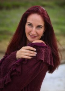 photographie thérapeutique portrait d'une femme en photo confiance en soi aux cheveux longs aubergine yeux bleus