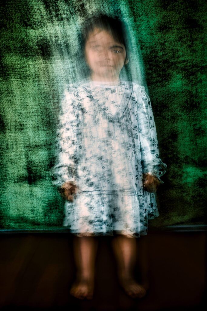 portrait d'un enfant en flou artistique icm petite fille eurasienne