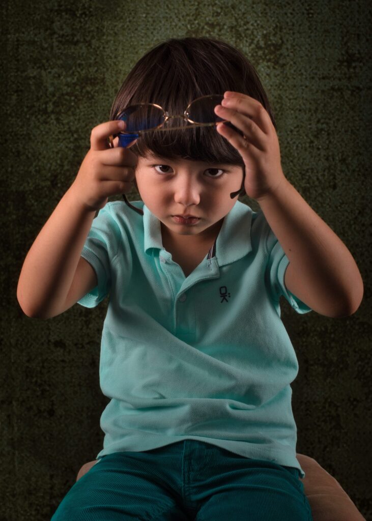 séance photo enfant eurasien portrait avec lunette