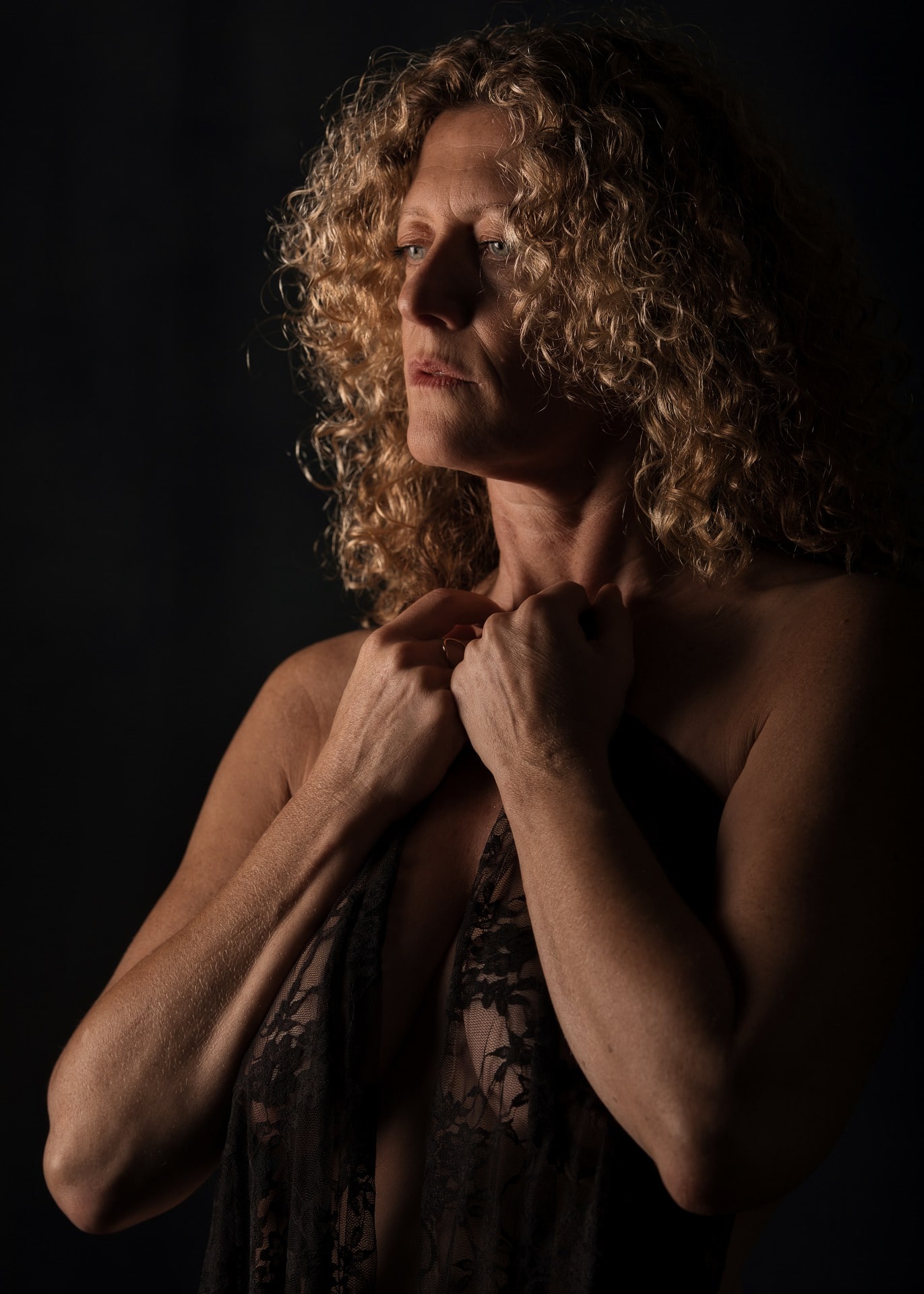 portrait femme aux cheveux bouclés dorés en nu artistique avec un tissu marron
