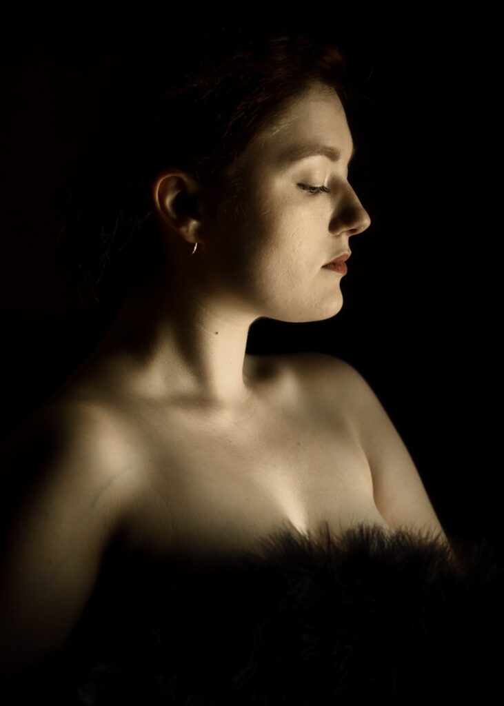 portrait d'une jeune femme de profil en lumière jaunie vintage ancien