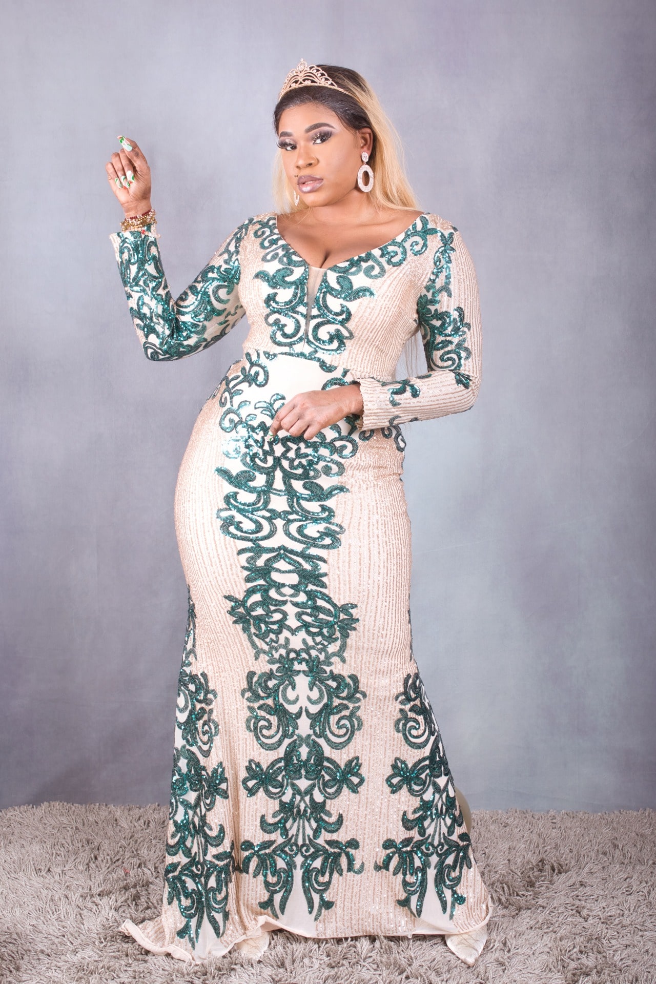 séance photo pour femme black en longue robe verte et beige tenue de fête