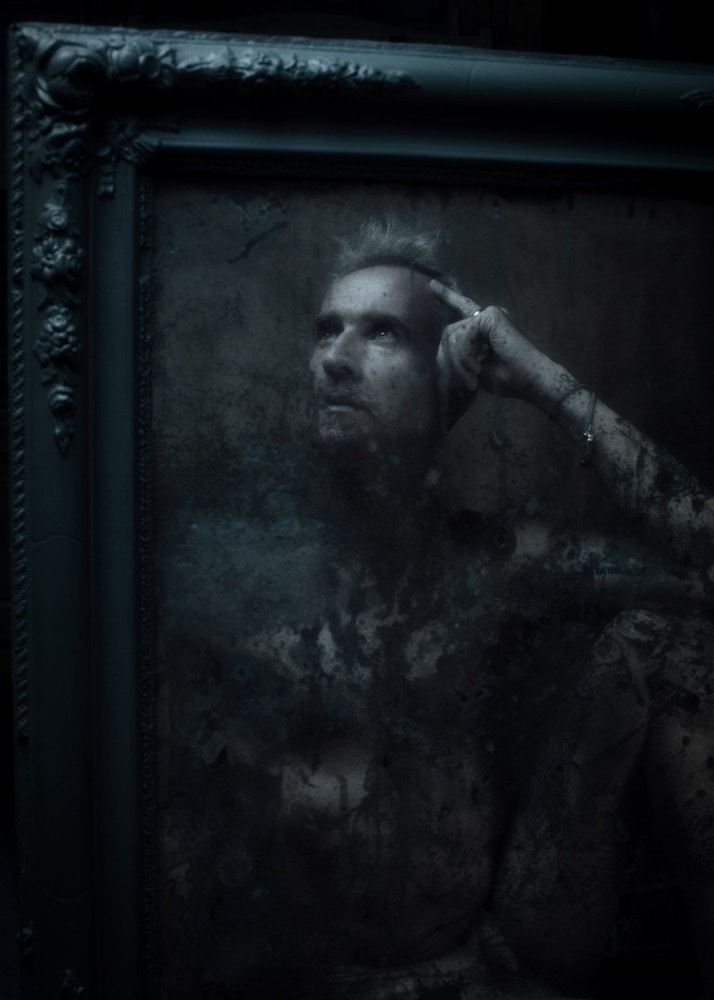 portrait en reflet d'un homme dans un miroir ancien