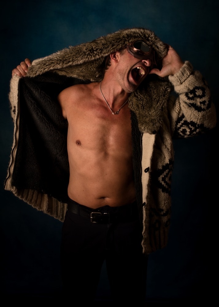 modèle photo homme torse nu criant dans un manteau en laine portrait