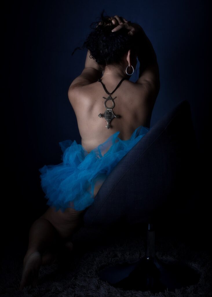 séance pour l'estime de soi femme en nu artistique thérapeutique de dos assise sur un fauteuil et portant un tutu bleu