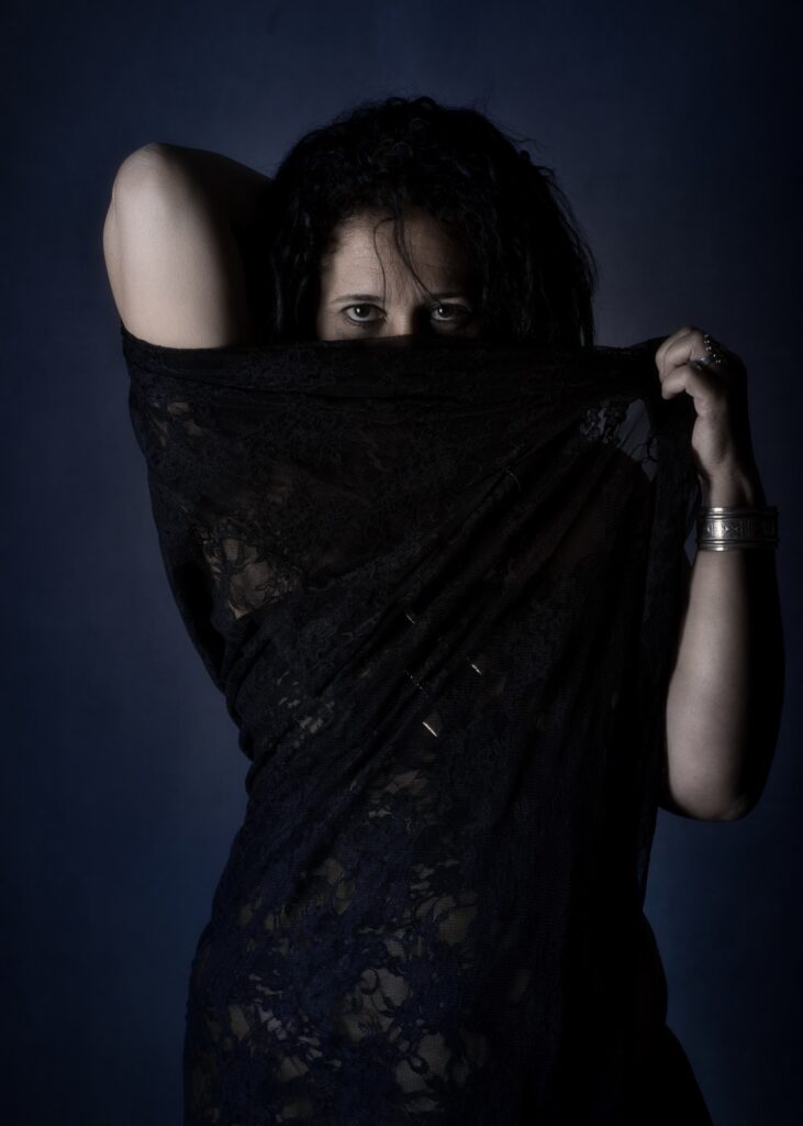 séance pour l'estime de soi par le portrait femme thérapeutique le visage caché derrière un tissu en dentelle noire