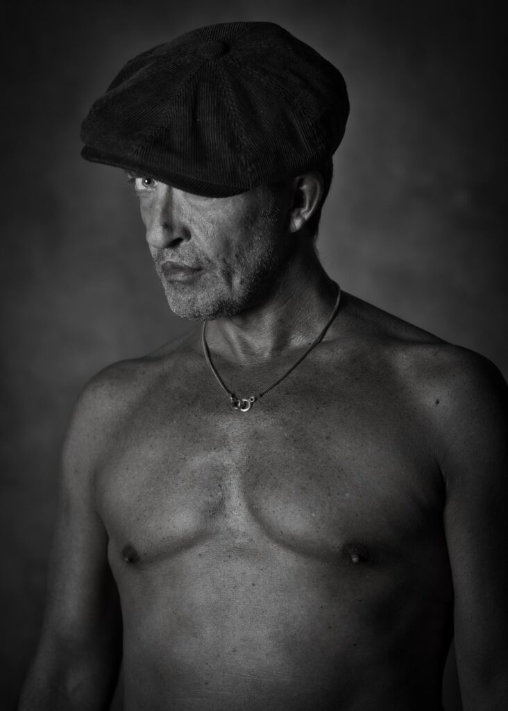 homme torse nu portrait casquette noir et blanc le regard un oeil caché