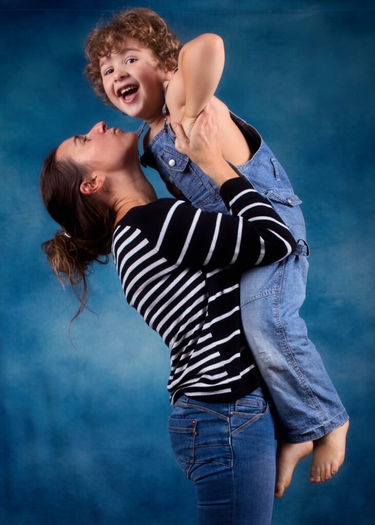 enfant petit garçon moins 5 ans dans les bras de sa maman sourire rire complicité