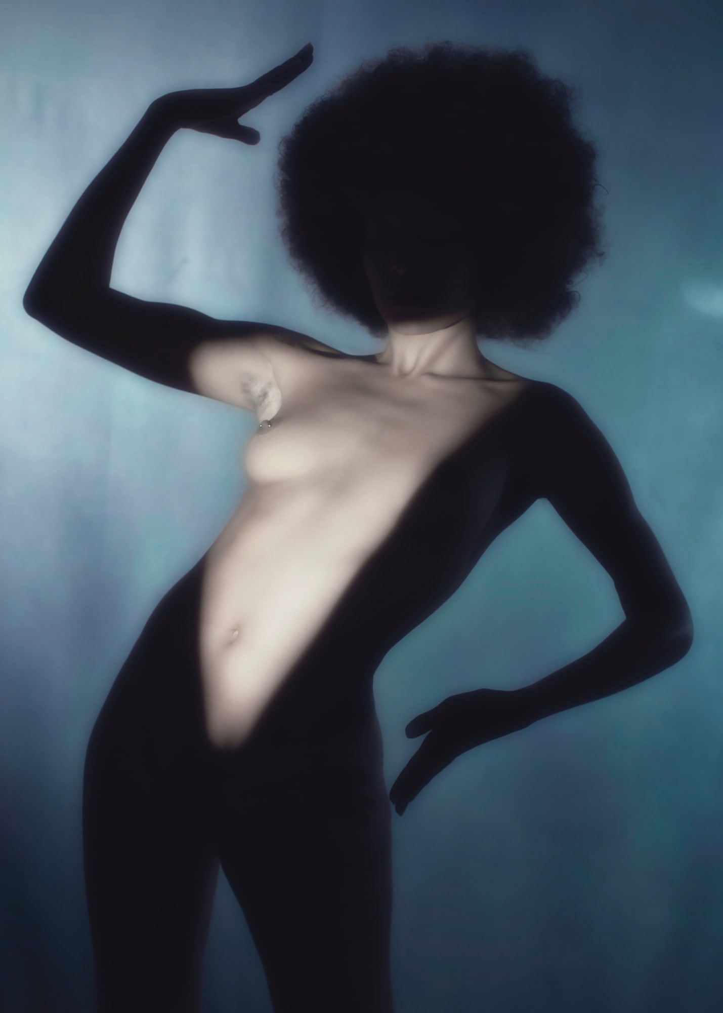 femme afro métisse black noire en nu artistique clair obscur projection de formes avec gobo ombre et lumière bleu style Georges Mayer