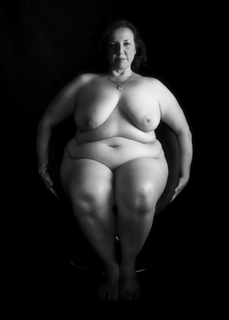 femme nue ronde en nu artistique noir et blanc assise séance photo pour accepter son corps