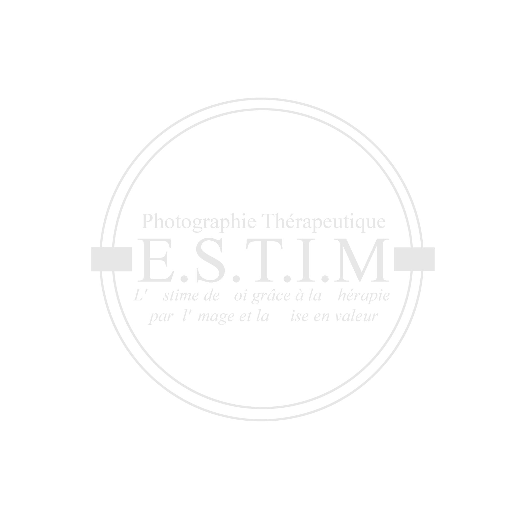 logo du label estim estime de soi grâce à la thérapie par l'image et la mise en valeur blanc