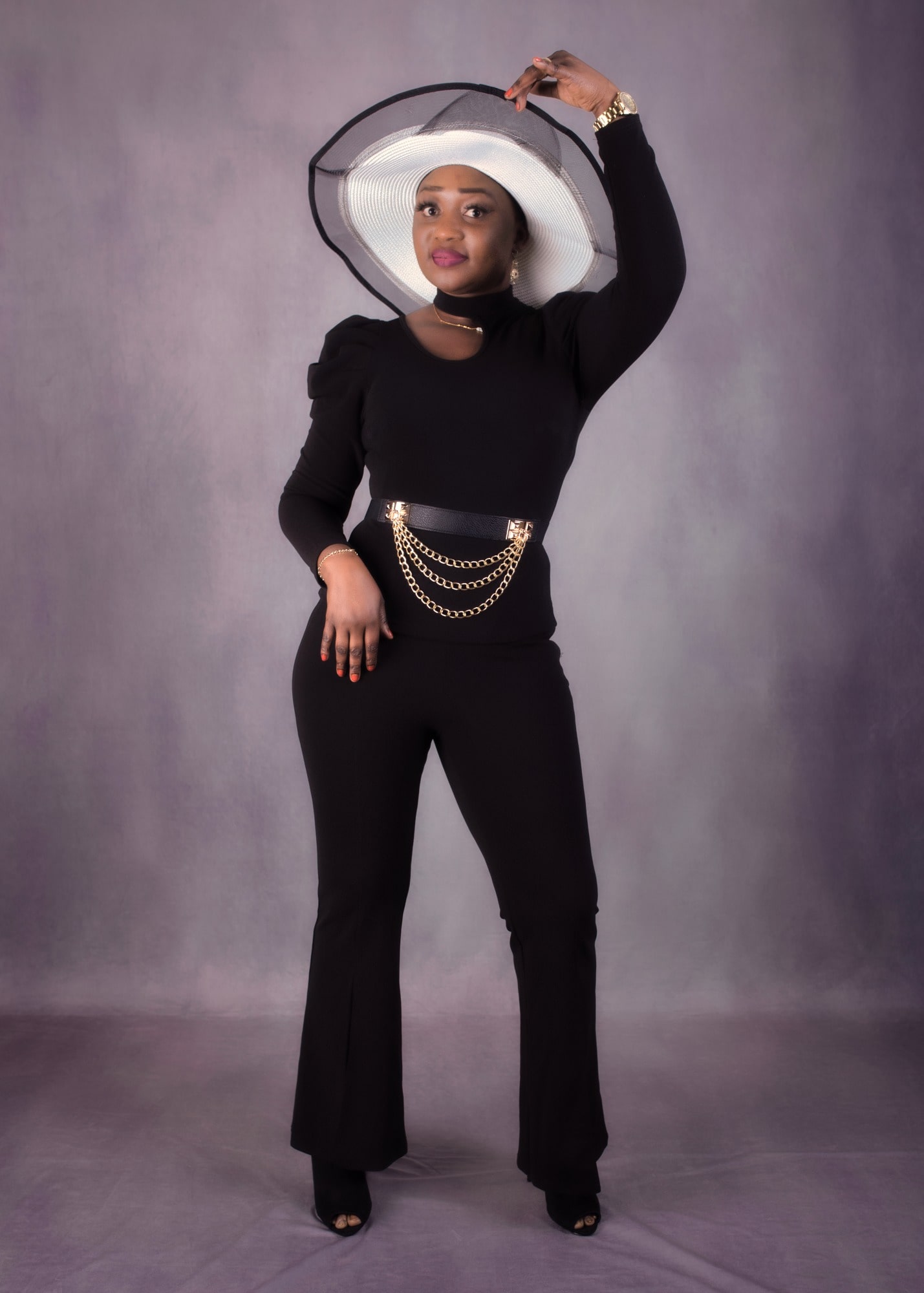 modele femme black combinaison noire et chapeau blanc style fashion mode lifestyle